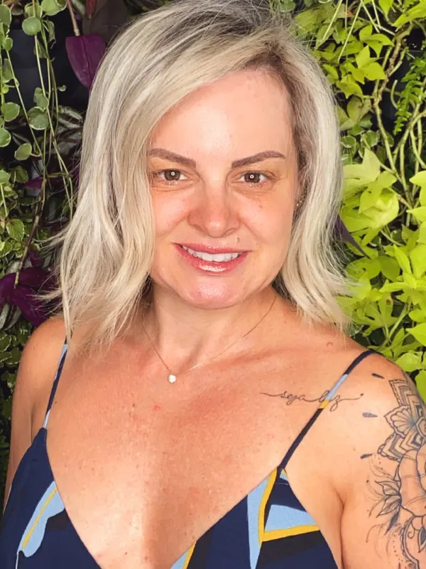 Platinum blonde lob cut to sit just above the collarbone